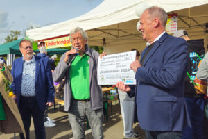 Bürgermeister Hermann-Josef Esser (r.) überreichte an Hilfsgruppenchef Willi Greuel einen Scheck in Höhe von 1.500 Euro. Bild: Michael Thalken/Eifeler Presse Agentur/epa