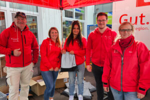 Sorgten mit ihrem Glücksrad für Spaß während des Familienfests der Hilfsgruppe Eifel: Alexander Rheindorf (v.l.), Denise Maletzki, Natascha Bauer, Tom Marner und Sabrina Habeck. Mit zum Team gehörten darüber hinaus: Egon Ronig, Bianca Züll und Jastine Butz. Bild: Michael Thalken/Eifeler Presse Agentur/epa