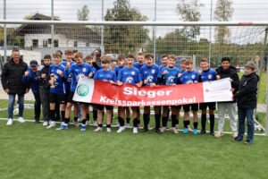 Freuten sich über ihren Sieg: Die B-Junioren der SG Dahlem-Schmidtheim, die den Pokal vom KSK-Vorstandsvertreter Jürgen Hübner (links) erhielten. Rechts im Bild: Kreisjugendwart Wilfried Ronig. Bild: Michael Thalken/Eifeler Presse Agentur/epa