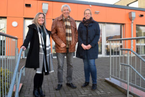 Die Initiatorinnen der Aktion für den siebenjährigen Leo: Nicole Heekerens (rechts) und Esther Lorbach mit Hilfsgruppen-Chef Willi Greuel vor der ehemaligen St. Barbara-Schule in Mechernich, wo die Typisierungsaktion am 8. Dezember stattfindet. Foto: Frederik Scholl 