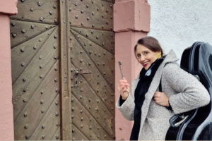 Eifelgambistin Sabine Weber vor einer der vielen Kapellen der Eifel. Bild: Karl Apsel