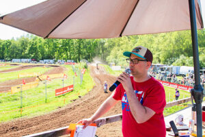 Empathisch, begeistert, kompetent: Stefan Bolde glänzte als Streckensprecher beim Mai-Motocross. Bild: Tameer Gunnar Eden/Eifeler Presse Agentur/epa