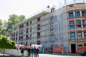 Direkt am Rande der Euskirchener Innenstadt errichtet die Kreissparkassentochter „Realwert“ mit dem „City-Karree“ ein hochmodernes Gebäude, das attraktiven Wohnraum und Gewerbeflächen bietet. Bild: Tameer Gunnar Eden/Eifeler Presse Agentur/epa