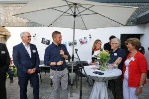 KSK-Vorstandsmitglied Holger Glück (links) und Landrat Markus Ramers bedankten sich bei der Familie Sahm für die Gastfreundschaft. Bild: Michael Thalken/Eifeler Presse Agentur/epa