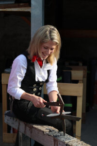 Die Dachdeckermeisterin Anna-Sophia Sahm arbeitet am liebsten mit Schiefer. Bild: Michael Thalken/Eifeler Presse Agentur/epa