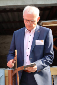 KSK-Vorstandsmitglied Holger Glück brachte seine erste Schieferplatte in Form. Bild: Michael Thalken/Eifeler Presse Agentur/epa