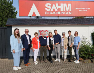 Vertreterinnen und Vertreter der Kreiswirtschaftsförderung und der Kreissparkasse Euskirchen freuten sich gemeinsam mit dem Familienbetrieb Sahm in Weilerswist über ein gelungenes Unternehmerfrühstück. Bild: Michael Thalken/Eifeler Presse Agentur/epa