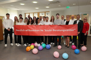 Die Auszubildenden des zweiten und dritten Lehrjahres freuten sich mit dem Vorstand, Udo Becker und Wolfgang Krüger (5. und 3. v. rechts), Ausbildungsleiter Stefan Thur (2.v.r.), Personalleiterin Anke Titz (4.v.r.), Melanie Büser, Vertriebsdirektion (ganz rechts) und Vertriebsdirektor Volker Zart (6.v.l.) sowie mit BC-Leiter Manuel Stoff (10.v.l.) über den offiziellen Startschuss des Azubi-BCs in Mechernich. Bild: Michael Thalken/Eifeler Presse Agentur/epa