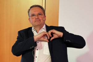 Sichtlich gerührt von den vielen Dankesreden zu seiner herausragenden Stiftungsarbeit bedankte sich KSK-Vorstand Udo Becker bei den Laudatoren und dem Publikum. Bild: Michael Thalken/Eifeler Presse Agentur/epa