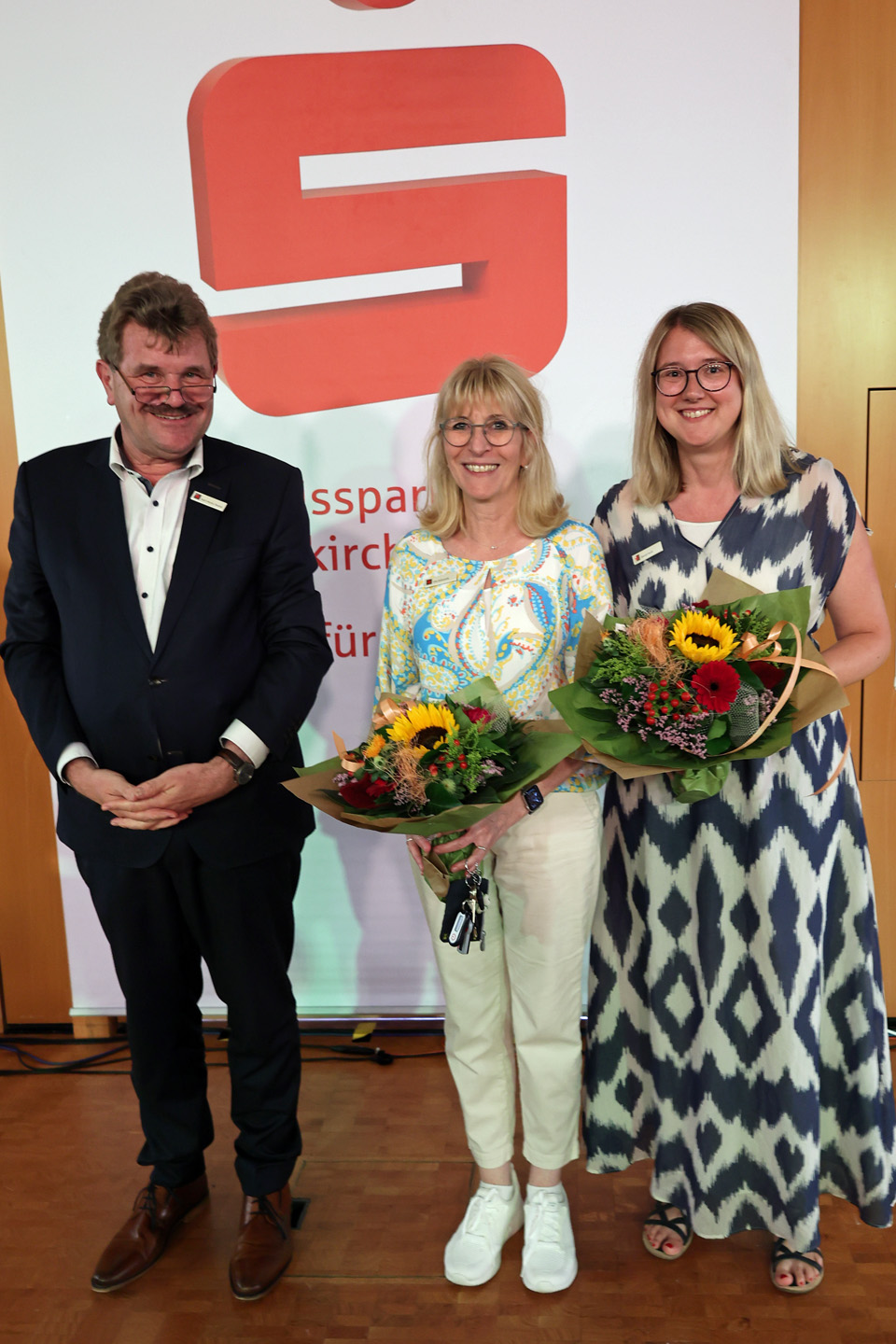 Karl-Heinz Daniel überreichte Blumen an Ute Galußek und Sarah Voiß. Bild: Michael Thalken/Eifeler Presse Agentur/epa