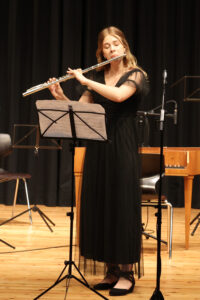 Querflötistin Polina Starytska entlockte ihrem Instrument traumhaft impressionistische Arpeggios. Bild: Michael Thalken/Eifeler Presse Agentur/epa