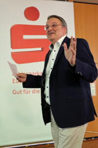 KSK-Vorstandsvorsitzender Udo Becker moderierte zum 12. Mal die Stiftungsgala. Bild: Michael Thalken/Eifeler Presse Agentur/epa
