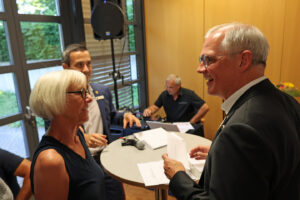 KSK-Vorstand Holger Glück beim Austeilen der Gutscheine. Bild: Michael Thalken/Eifeler Presse Agentur/epa