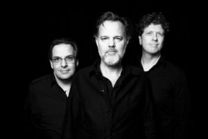 Das Trio „Cartouche“ besteht aus Christian Kappe, Flügelhorn/Trompete, dem Eiserfeyer André Nendza am Bass und den Gitarristen Philipp van Endert. Bild: Thomas Kruesselmann