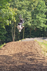 Mit einem Backflip sollte man nur nach längerer Übung durch den neuen Pumptrack fliegen. Bild: Michel Thalken/Eifeler Presse Agentur/epa