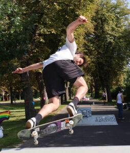 Jan Hochgürtel von der Skaterschule Köln zeigte dem Nachwuchs einige Kunststücke auf der neuen Skatanlage in Euskirchen. Bild: Michael Thalken/Eifeler Presse Agentur/epa