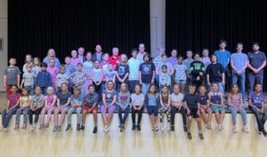 Die Vertreter der beteiligten Sponsoren und der Verwaltung sowie die Betreuerinnen und die Kinder selbst waren sich einig, dass die Stadtranderholung auch in diesem Jahr wieder tolle Erlebnisse und spannende Aktionen geboten hat. Bild: Torsten Beulen/Stadt Zülpich