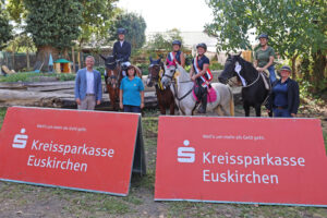 KSK-Vorstandsvertreter Axel Dehnhard (links) neben Edith Heinrich und Ursula Zerlett (rechts) vom Kreisverband für Pferdesport Euskirchen zeichneten die neuen Allround-Kreismeister 2025 aus: Daniele Heinrichs (v.l.), Jenni Handt, Ulrike Gottschalk und Miriam Nasheuer. Bild: Michael Thalken/Eifeler Presse Agentur/epa