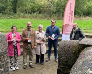 Stellten die 18. Archäologietour Nordeifel jetzt der Presse vor: Enya Zorn (v.l.) (Gemeinde Dahlem), Hans-Gerd Dick (Stadt Zülpich), die Leiterin der Kreiswirtschaftsförderung Iris Poth, Alexander Mauel (Gemeinde Nettersheim) und Dr. Ulrike Müssemeier (LVR). Bild: Nordeifel Tourismus GmbH