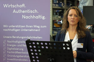 Julia Kloska-Knapp berichtete in einem freimütigen Vortrag sehr offen über die emotionalen Probleme, die eine Unternehmensnachfolge nach sich ziehen kann. Bild: Michael Thalken/Eifeler Presse Agentur/epa