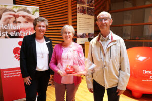 Marlies Wingartz vom Kapellenverein Ettelscheid benötigt die Spende für den Erhalt der Kapelle im Dorf. Bild: Michael Thalken/Eifeler Presse Agentur/epa
