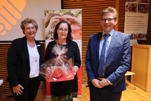 Brigitte Wies und André Schweers ermöglichen mit ihrer Zuwendung Kinonachmittage für Senioren. Bild: Michael Thalken/Eifeler Presse Agentur/epa