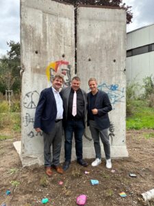 Geschichte lebendig werden lassen: KSK-Stiftungsvorstand Karl-Heinz Daniel (v. l.), Schulleiter Michael Mombaur und Landrat Markus Ramers vor den Original-Elementen der Berliner Mauer im Naturgarten der Marienschule. Foto: KSK Euskirchen