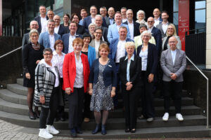 Fünf Jubilare und 15 Ruheständler galt es in diesem Jahr bei der Kreissparkasse Euskirchen zu feiern. Neben dem Vorstand, der Personalleitung und dem Personalrat waren auch die jeweiligen Führungskräfte der Geehrten zur Feier ins Parkhotel Euskirchen gekommen. Bild: Michael Thalken/Eifeler Presse Agentur/epa