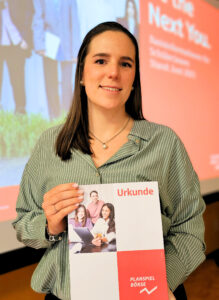 Das Planspiel Börse findet seit 1983 jährlich statt. Es wird vom Deutschen Sparkassen- und Giroverband (DSGV), den Regionalverbänden der Sparkassen, der DekaBank sowie der Europäischen Sparkassenvereinigung (ESBG) unterstützt und gefördert. Es vermittelt Grundkenntnisse über die Funktionsweisen der Börse nach dem Prinzip „Learning by doing“. Die Teilnehmenden setzen sich mit den Kapitalmärkten und dem aktuellen Wirtschaftsgeschehen auseinander und profitieren so auch für die eigene Finanzplanung. Es gewinnen die Teams, die durch den Kauf und Verkauf von konventionellen oder nachhaltigen Wertpapieren den größten Wertzuwachs in ihrem virtuellen Depot erzielen. 