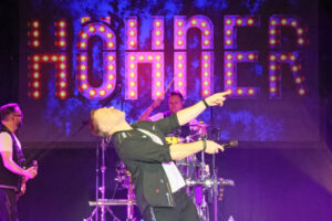 Leadsänger Patrick Lück überzeugte mit vollem Körpereinsatz. Bild: Michael Thalken/Eifeler Presse Agentur/epa Bild: Michael Thalken/Eifeler Presse Agentur/epa