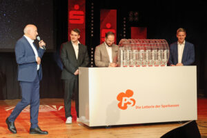 Unter den wachsamen Augen von Udo Langen (v.l), Glücksbote und KSK-Azubi Justus Schmitz, Fatih Türkoglu (RSGV) und Landrat Markus Ramers wurden die Losnummern gezogen. Bild: Michael Thalken/Eifeler Presse Agentur/epa