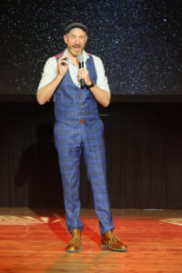 Der Kölner Karnevalist, Büttenredner und Moderator Martin Schopps strapazierte die Lachmuskeln der Zuschauer im ausverkauften Euskirchener Stadttheater. Bild: Michael Thalken/Eifeler Presse Agentur/epa