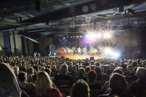 Im restlos ausverkauften Stadttheater herrschte Hochstimmung. Bild: Michael Thalken/Eifeler Presse Agentur/epa