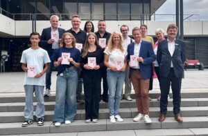 „Ein wertvolles Werkzeug“: Landrat Markus Ramers (vorne, 2.v.r.) und Projektleiterin Helena Deschner (vorne, 3.v.r.) stellten im Beisein vieler Kooperationspartner die druckfrische Broschüre „Plan BO“ vor. Bild: Wolfgang Andres / Kreis Euskirchen