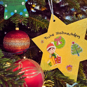 Gebastelte Sterne am Wunschbaum: „Keiner der 100 Herzenswünsche wird unerfüllt bleiben.“ Bild: KSK Euskirchen