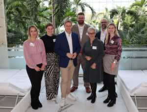 Freuten sich über ein gelungenes Unternehmerfrühstück im tropischen Ambiente (v.l.): Alexandra Bennau (KSK), Alina Kramer (Kreis Euskirchen), Landrat Markus Ramers, Sven Berndt (Therme), Iris Poth (Kreis Euskirchen), Rainer Santema (KSK) und Melinda Atzori (Therme). Bild: Michael Thalken/Eifeler Presse Agentur/epa