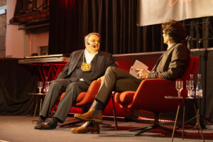 In lockeren Interviews glänzte Udo Becker (v.l.) mit seiner Schlagfertigkeit, so dass Moderator Sebastian Tittelbach schon scherzhaft um seinen Job fürchtete. Bild: Tameer Gunnar Eden/Eifeler Presse Agentur/epa