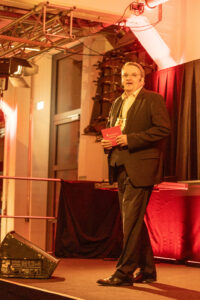 „Machen ist wie wollen, nur krasser“ – mit diesem Motto hat Udo Becker 15 Jahre lang die Kreissparkasse Euskirchen erfolgreich geleitet. Bild: Tameer Gunnar Eden/Eifeler Presse Agentur/epa