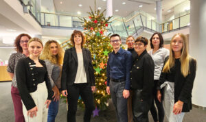 Mitarbeitende des BeratungsCenters Alleestraße der Kreissparkasse freuen sich auf all die Wichtel, die einen Wunsch vom Baum pflücken und ihn erfüllen. Bild: KSK Euskirchen