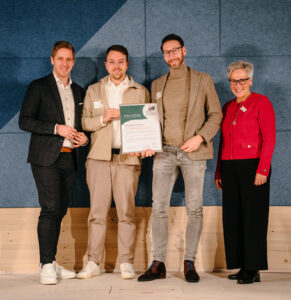 Gründungsmitglied aus Überzeugung: Landrat Markus Ramers (v.l.) mit Oliver Lotz (KSK-Nachhaltigkeitsmanager), Daniel Ruland (Stv. KSK-Vorstand) und Iris Poth (Leiterin Stabsstelle Struktur- und Wirtschaftsförderung). Foto: wave.film / Kreis Euskirchen