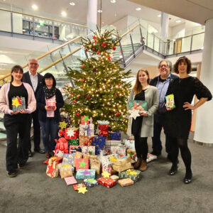 Freuten sich über 100 erfüllte Wünsche (v.l.): Sara Könen-Krolos (Kinderschutzbund), KSK-Vorstandsvorsitzender Holger Glück, Petra Marian (Kinderschutzbund), Lena Wefers, Bernd Kolvenbach (beide Kinderschutzbund) und BC-Leiterin Elke Halbekann. Bild: KSK Euskirchen