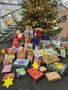 Mit kleinen Gesten große Freude schenken: Alle Wünsche der Kinder und Jugendlichen konnten erfüllt werden. Bild: KSK Euskirchen