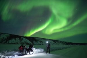 Immer wieder werden die Strapazen in Schnee und Eis belohnt, wie hier beim Anblick des Polarlichts über der Jana. Bild: Richard Löwenherz