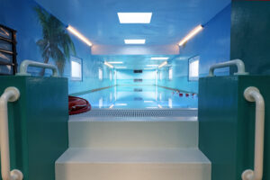 38.000 Liter Wasser fasst das Lehrschwimmbecken von Narwali. Daneben gibt es noch eine Toilettenanlage und einen Umkleidecontainer. Bild: Michael Thalken/Eifeler Presse Agentur/epa