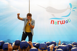 Kinderliedermacher Uwe Reetz sorgte mit seinen Songs bei den rund 480 Kindern für Hochstimmung. Bild: Michael Thalken/Eifeler Presse Agentur/epa