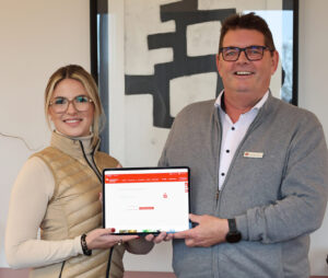 Stellten den runderneuerten S-Versicherungsmanager jetzt der Öffentlichkeit vor: Jessica Raulf, KSK-Produktmanagerin Versicherungen, und Alexander Müller, KSK-Abteilungsleiter Versicherungen. Bild: Michael Thalken/Eifeler Presse Agentur/epa