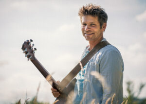 Sänger Uwe Reetz will bei der großen Weiberdonnerstags-Party in der Kaller Bürgerhalle zeigen, dass er nicht nur Kinderlieder draufhat. Foto: Reetz