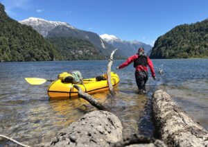 Oftmals ging es nur mit dem aufblasbaren Kanu weiter. Bild: Tobias Schorcht.