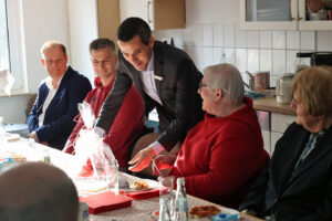Sebastian Thur vom KSK-Vorstandsstab überreichte die Zuwendung an Annemie Wittgen vom Vorstand der BIGE (BundesInitiativeGroßeltern). Bild: Michael Thalken/Eifeler Presse Agentur/epa
