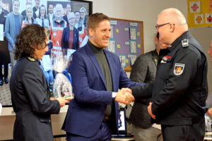 NRW-Verkehrsreferentin Maria del Carmen Fernandez Mendez und Landrat Markus Ramers überreichten die Präsente, so wie hier an Alexander Rheindorf von der Feuerwehr. Bild: Michael Thalken/Eifeler Presse Agentur/epa